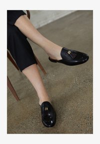 Niewybrane, black/red/rich tan