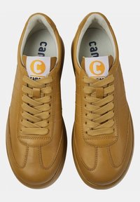 Hellbraune Sneaker aus Leder mit runder Zehenform, detaillierter Nahtführung und flachen Schnürsenkeln. Sie verfügen über einen gepolsterten Kragen und ein Logo-Patch an der Zunge.