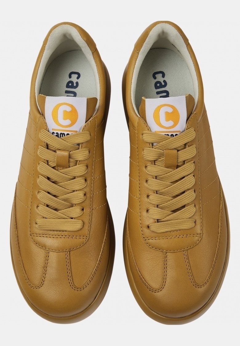 Baskets en cuir tan avec bout rond, coutures détaillées et lacets plats. Comprend un col rembourré et un patch logo sur la languette.