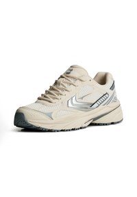 Pantof sport bej cu plasa si suprapuneri sintetice, avand accente gri, sireturi rotunde si o talpa din cauciuc texturata pentru aderenta.