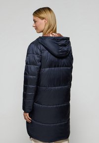 Marinblå pufferjacka med huva, med en elegant design, horisontell quiltning och en slät yta. Inkluderar en logotypapplikation på ärmen.