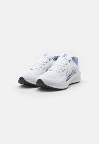 Nike Performance DOWNSHIFTER 13 - Chaussures de running sur route - white/metallic silver/ashen slate/photon dust/black/racer blue