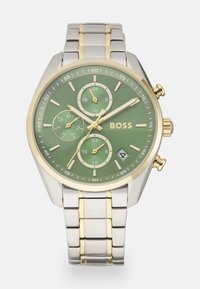 Herrenarmbanduhr mit grünem Zifferblatt, goldfarbenen Akzenten und Edelstahlband. Verfügt über Chronographen-Subdials und eine Datumsanzeige.