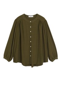 Blusa verde oliva realizzata in tessuto leggero, caratterizzata da un colletto rotondo, chiusura frontale con bottoni e maniche lunghe a sbuffo.