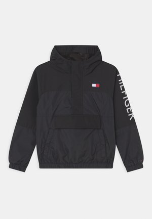 Czarna bluza z kapturem i kieszenią z przodu, elastyczne mankiety, logo Tommy Hilfiger na piersi oraz napis "HILFIGER" na prawej rękawie.