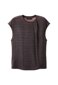 Tmavohnedý top s krátkymi rukávmi vyrobený z textúrovanej látky. Má okrúhly výstrih a na prednej strane zdôrazňuje drapériu. Hladký povrch.