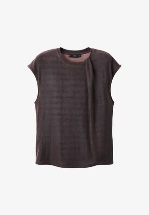 Tmavě hnědý top s krátkým rukávem vyrobený z texturované látky. Má kulatý výstřih a přední drapáží. Hladký povrch.