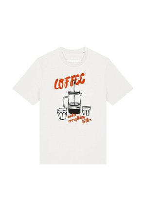 Wit T-shirt met zwarte lijntekeningen van een French press en twee kopjes, met oranje tekst met de tekst "COFFEE makes everything better."