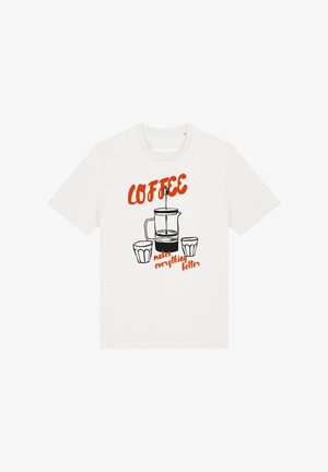Weißes T-Shirt mit schwarzen Linienzeichnungen einer French Press und zwei Tassen, mit orangefarbenem Text "COFFEE makes everything better."