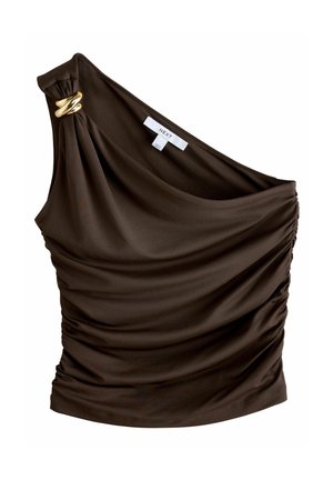 Top marron à une épaule en tissu lisse, présentant une texture froncée et un accent doré à l'épaule.