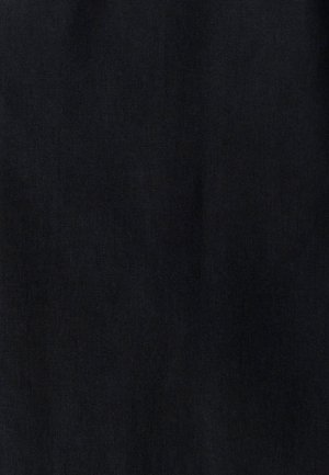 Mustast kangast, millel on sile tekstuur, ühtlane koes ja ilma nähtavate mustrite või kaunistusteta.