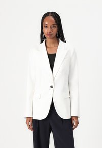 Bílý blazer se strukturovaným designem, jedním knoflíkem pro zapínání, klopami a předními kapsami. Hladká tkanina s vytvarovaným střihem.