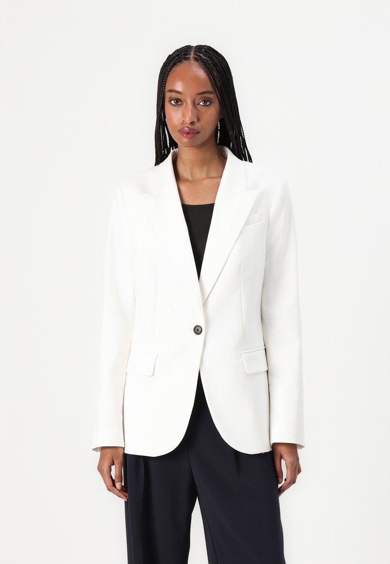 Bílý blazer se strukturovaným designem, jedním knoflíkem pro zapínání, klopami a předními kapsami. Hladká tkanina s vytvarovaným střihem.