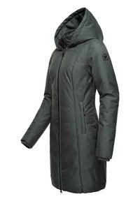 Tumši pelēks izolēts parka mēteli ar kapuci, ar pilnu rāvējslēdzēju, sānu kabatām un apaļu logotipa uzšuvumu uz kreisā piedurknes.