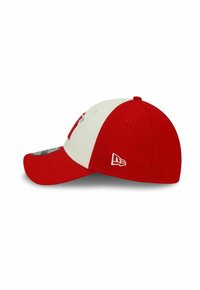 Rote und weiße Kappe mit einem gebogenen Schirm, die auf der Vorderseite ein gesticktes Logo und an der Seite ein kleines Logo aufweist. Hergestellt aus Stoff.