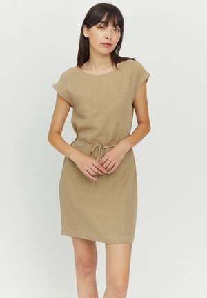 Beige Leinenkleid in Knielänge mit kurzen Ärmeln, rundem Halsausschnitt und Kordelzug in der Taille für einen verstellbaren Sitz. Schlichte, glatte Textur.