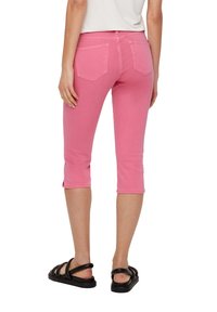 Roze cropped jeans van een katoenmix, met een slim fit, achterzakken en een zoomlijn die net onder de knie eindigt.