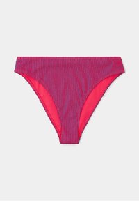 Spód bikini w czerwono-niebieskie paski z wysokim wycięciem na nogawce i jednolitym czerwonym podszyciem, ułożony płasko na białym tle.