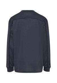 Långärmad sportskjorta i mörk marinblå, tillverkad av ventilerande tyg. Har en rundad krage och kontrasterande sid sömmar. Mjuk textur.