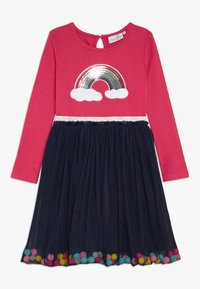 Pitkähihaista mekko, jossa on vaaleanpunainen yläosa sateenkaaren ja pilven kuvioinnilla. Laivastonsininen organzakangashelma, jossa on värikkäitä pom-pom-viimeistelyjä helman reunassa.