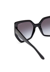Guess Occhiali da sole - glossy black smoke gray