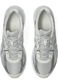 Paire de chaussures de course ASICS grises et blanches avec une tige en maille et synthétique, vue de dessus sur fond blanc.