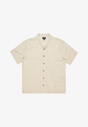 Beige kortoverhemd met een kraaglijn, voorzien van een knoopsluiting aan de voorkant, bruine knopen en een zijzak; lichtgewicht stof.