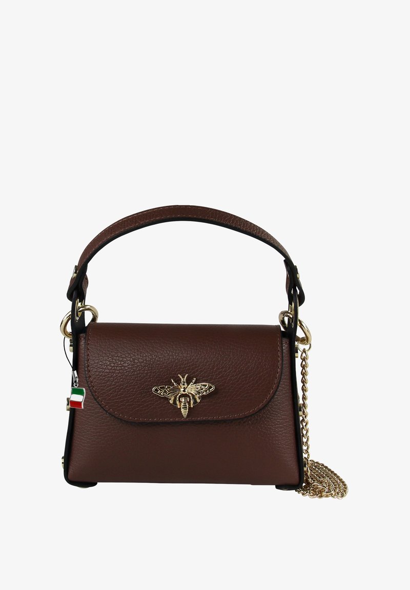 Bruine leren handtas met een gouden bijmotief aan de voorkant, een kettingsluiting en een klein accent van de Italiaanse vlag. Rechthoekige vorm met een gestructureerde afwerking.