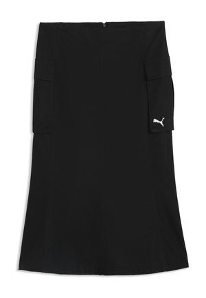 Jupe noire longueur genoux avec poches cargo des deux côtés et petit logo Puma blanc sur le rabat de la poche droite.