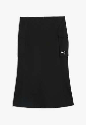 Jupe noire longueur genoux avec poches cargo des deux côtés et petit logo Puma blanc sur le rabat de la poche droite.