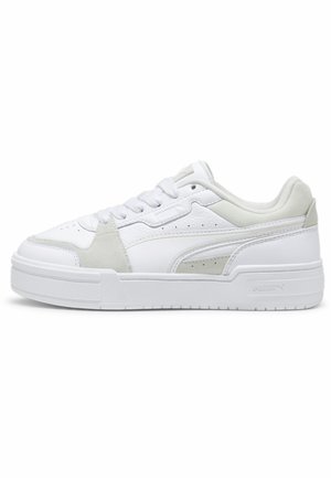 Baskets basses blanches avec des touches de suède gris clair, semelle épaisse et fermeture à lacets, vues de côté extérieur.