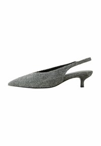 Slingback podpätok s špicatou špičkou, ktorý m�á čierno-biely houndstooth vzor, textúrovanú látku a štíhly, krátky podpätok.