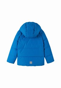 Giacca imbottita blu con cappucci, caratterizzata da una texture liscia, pannelli cuciti e una patch logo quadrata sulla parte bassa della schiena.
