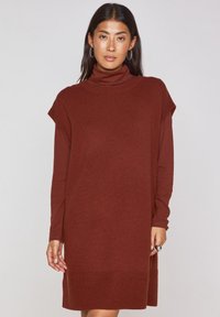 Abito a dolcevita color ruggine con maniche corte, texture a coste nel collo e nell'orlo, design fino al ginocchio, realizzato in un tessuto a maglia morbida.