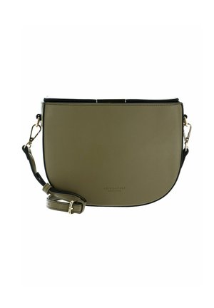 Sac bandoulière en cuir vert olive en forme de demi-lune avec fermoirs dorés et sangle réglable, design minimaliste.