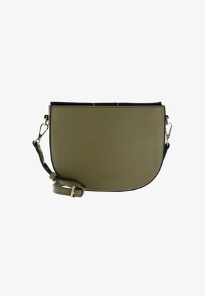 Sac bandoulière en cuir vert olive en forme de demi-lune avec fermoirs dorés et sangle réglable, design minimaliste.