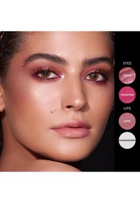 Make-up met glinsterende roze oogschaduw, rozenblos en nude lippenstift. Proefkleuren zijn onder andere: Venus, Valentijn, Latte, Kaleidoscoop.