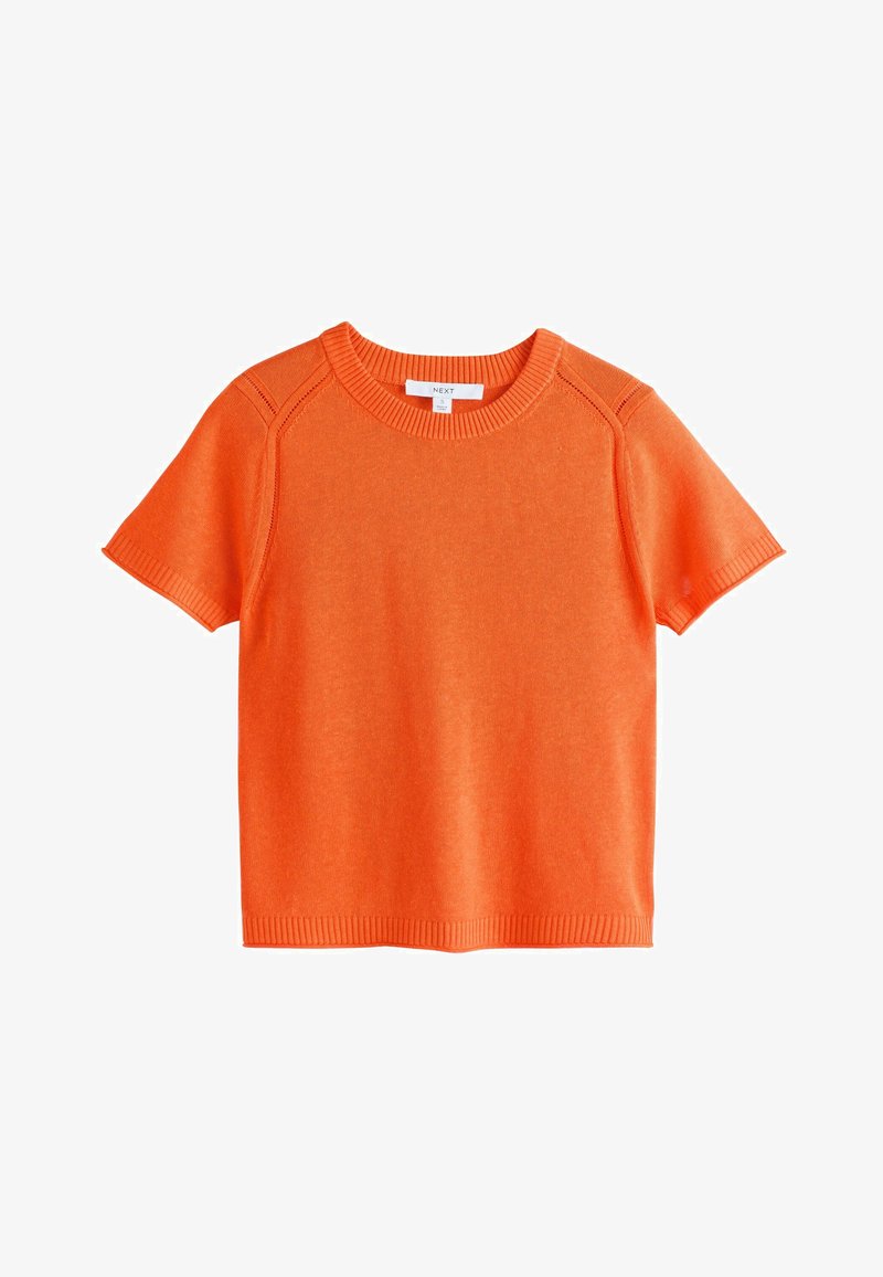 Rövid ujjú, élénk narancssárga kötött pulóver bordázott kerek nyakkivágással, mandzsettákkal és szegéllyel, kis méretű címkével.