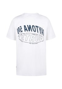 Bílá bavlněná tričko s výrazným, zakřiveným potiskem v tmavě modré barvě s nápisem "DAYTONA 500 PETROL" na zadní straně.