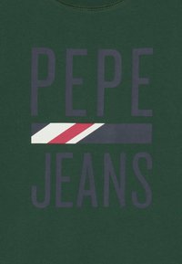 Tmavě zelená mikina se výrazným grafickým potiskem, na kterém jsou slova "PEPE" v námořnické modři a "JEANS" níže, doplněným pruhovaným designem v červené a bílé barvě.