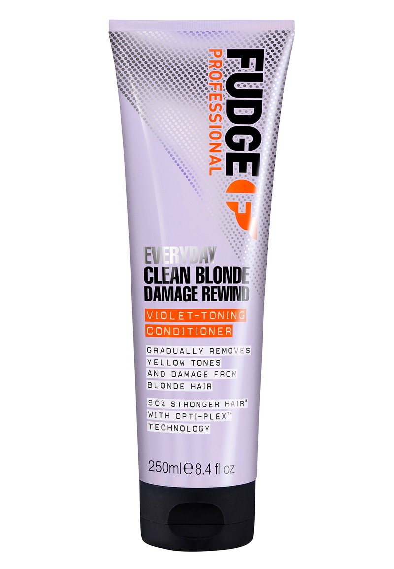 Violett-tonisierender Conditioner in einer 250 ml Tube. Verfügt über ein lavendelfarbenes Finish, auffälligen schwarzen und orangefarbenen Text und einen schwarzen Deckel. Enthält OPTI-PLEX Technologie.