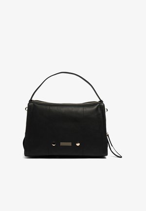 Sac à main en cuir noir avec une forme structurée, accents en métal doré, fermeture zippée et une sangle amovible. Texture lisse avec un minimum de détails.