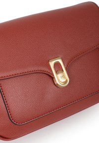 Borsa a tracolla in pelle rossa con texture, chiusura in tono dorato, patta curvata e bordi cuciti, dotata di un interno liscio per un facile accesso.