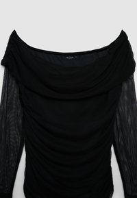 Top noir épaules dénudées avec manches longues en voile, texture froncée et encolure drapée lisse. L'étiquette indique "CALLIOPE", taille S.