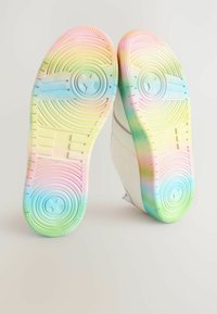 Weiße Sneakers mit einer strukturierten Sohle. Die Sohle weist ein Regenbogen-Verlaufsmuster auf, das von Pink über Blau nach Grün übergeht.