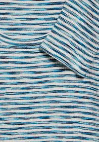 Gestreifter Strickstoff mit horizontalen Linien in verschiedenen Blautönen und Weiß, mit rundem Ausschnitt und kurzen Ärmeln.