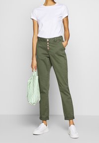 QS Chinos - olive