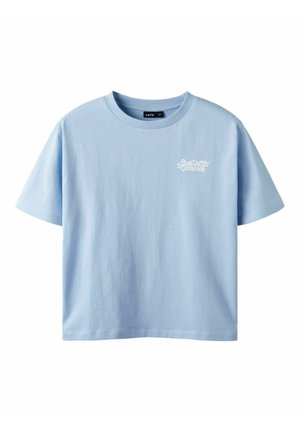 T-shirt azzurro chiaro a maniche corte in cotone. Presenta un collo rotondo e una grafica bianca sul lato sinistro del petto.