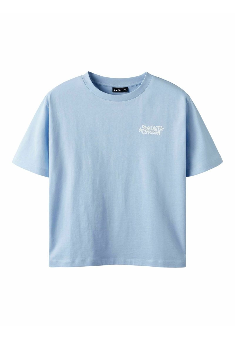 Helles blaues T-Shirt mit kurzen Ärmeln aus Baumwolle. Es hat einen runden Halsausschnitt und weißen grafischen Text auf der linken Brustseite.