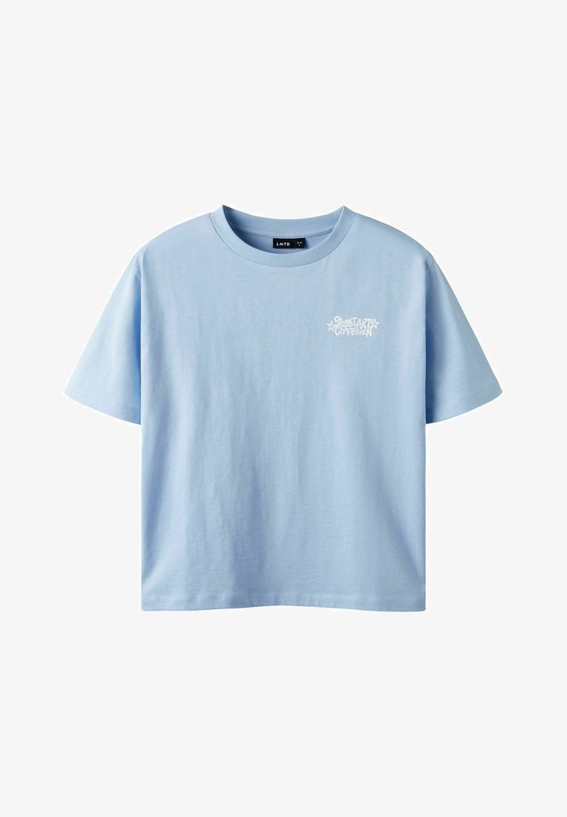 Camiseta de algodón de manga corta en color azul claro. Presenta un cuello redondo y texto gráfico blanco en la parte izquierda del pecho.